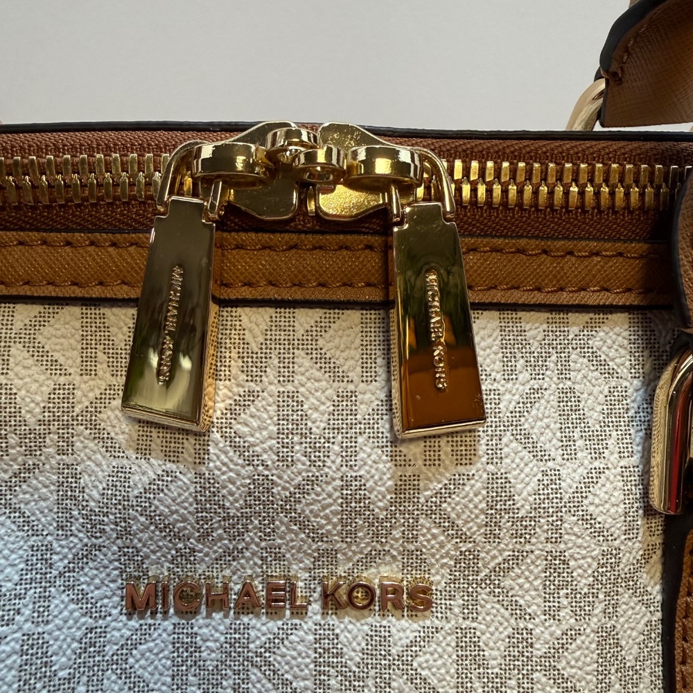 Authentic MICHAEL KORS Large Heritage Logo Weeken… - image 2